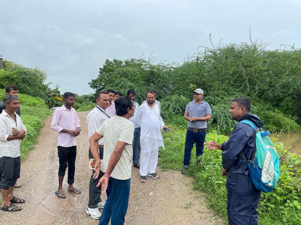 जोयला पिकअप वियर में पानी देख ग्रामीण आह्लादित, मौके पर पहुंचे विधायक के लिए लगाए जिंदाबाद के नारे।, सिरोहीवाले, सिरोही समाचार