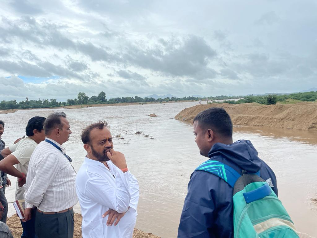 जोयला पिकअप वियर में पानी देख ग्रामीण आह्लादित, मौके पर पहुंचे विधायक के लिए लगाए जिंदाबाद के नारे।, सिरोहीवाले, सिरोही समाचार