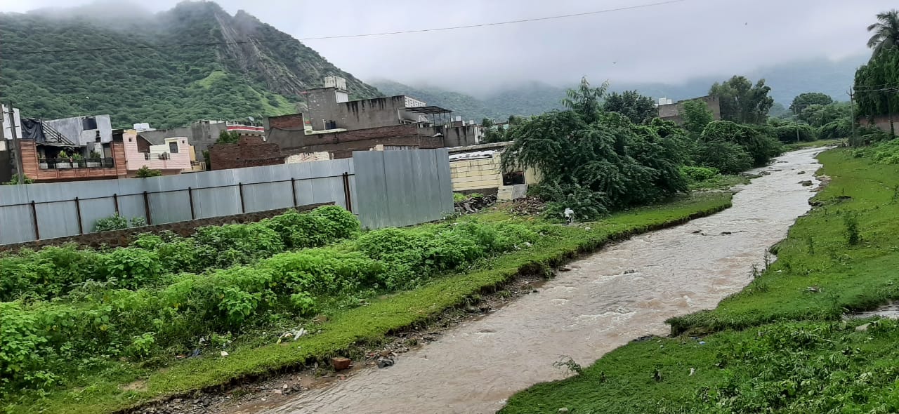 दूधिया व लाखेलाव लबालब, नही हटा झोप नाले से मलबा, गन्दा पानी कर रहा तालाब को अपवित्र।, सिरोहीवाले, सिरोही समाचार